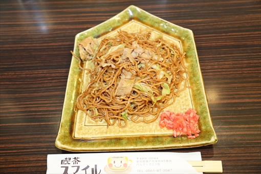 将棋の駒デザインの皿で、瀬戸焼きそば[名古屋ナビ]